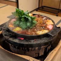 太田なわのれん - ぶつ切り牛鍋 ... 牛肉、春菊、葱、椎茸、しらたきなど ... 下は炭火