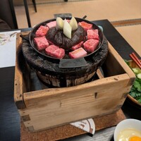 太田なわのれん - ぶつ切り牛鍋 ... 調理前 ... 真ん中に味噌と葱
