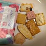 中央軒煎餅 - 料理写真:花色しおんは、おかき、あられが１袋に７個 入っています。