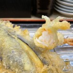 揚げたて天ぷら から天 - かじったエビの断面