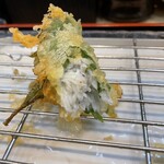 揚げたて天ぷら から天 - 大葉に包まれたシラス