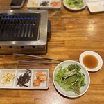焼肉 近江牛肉店 - サラダとキムチ
