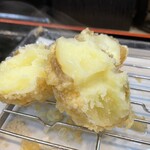 揚げたて天ぷら から天 - じゃがいも熱すぎてお箸で分解　冷ましてから食べる