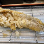 揚げたて天ぷら から天 - 甘鯛の松笠揚げ　ウロコが松ぼっくりに見えますよね