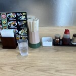 そば処 弥七 - カウンター席卓上