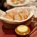狐狸庵 - 食べ放題なフランスパン♪
      前回知った事だが...ポンパドゥールのフランスパン！
      今回も3回オカワリしたんで、計4本か( ´ㅁ` ;)