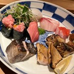 はらペコ屋 たま商店 - 刺身の盛り合わせ(マグロ、いかカンパチ、金目鯛、サバの塩焼き、炙り焼きのどぐろ、サワラの炙り)