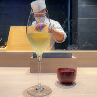 寿司赤酢 六本木 - グラスワイン越しの大将