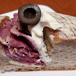 みやび亭 - パストラミビーフのロデヴサンド　断面