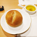 スチュディオ イグレック - 自家製ブドウ酵母パン300円。このままでも美味しいのでつい食べてしまいますが、お料理のソースをつけていただくためにとっておきたいところです。最初にプレーン、あとからクルミのパンが出てきます