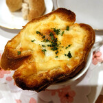 スチュディオ イグレック - オニオングラタンスープ700円。コーヒーカップで提供されます