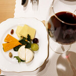 スチュディオ イグレック - チーズ3種盛り800円。お話をしながらときどきつまんで、赤のワインをいただく…最高に幸せなときです。相方さんは添えてあるピスタチオが大のお気に入りです