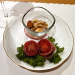 スチュディオ イグレック - アミューズ・グール400円。おすすめをされたらお断りをしないのがマナーと何かで知りました。いつも美味しいので、お断りする理由がありません。この日は、甘いミニトマトと生ハム。スナックの下に大根（？）が敷いてあって、ちょっとした気遣いが感じられます