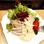 スチュディオ イグレック - 鶏肉の冷製。お肉は旨味が詰まっていて、マヨネーズとマスタード（あと何か！）のソースが絶品でした