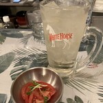 おひとり様大歓迎 バル酒場 - メガハイとつきだし