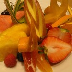 292556327 - 色んなフルーツが美しく盛られたフルーツサラダ