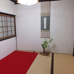 聴鐘庵 - 彦根城で一休み=3=3=3
            時報鐘の隣にある聴鐘庵は雰囲気のあるお茶屋で、薄茶とお菓子(500円)が頂けます♪