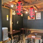 たこ焼き ジパング - 店内テーブル席全景、突貫工事のために内装は殆ど未完成