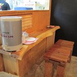 たこ焼き ジパング - 店内のカウンター席、大型エアコンの真下で快適