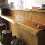 たこ焼き ジパング - 店内入り口のカウンター席、お兄ちゃんと話すならココ