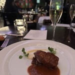 フレンチ キッチン - ニュージーランド産牛フィレのロースト ベルシーソース
      マッシュルームボルドレーズ