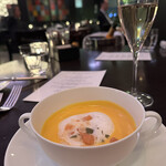 フレンチ キッチン - かぼちゃのスープ アーモンドミルクフォーム
      シナモン風味のクルトン