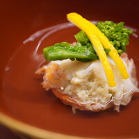日本料理 久丹 - クリアなお出汁と漆塗りに映えるかに寄せ。一口でハッとさせるような繊維からグッと伝わる上質な甘旨味。 柚子の香りが仄かな引き締めを与え、蟹が解けるほどにお出汁にコクと旨味が豊かに広がっていく。 お出汁が繋ぐように味わいを合致させ、味の移ろいをも愉しませる逸品。
