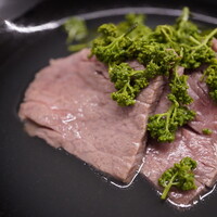 日本料理 久丹 - お出汁はクリアな口当たりながら、立ち上がる旨味と花山椒の響き。わかめ単体で感じる食感とグリップに磯感のある青みを広げ、和牛と花山椒の食感の一体感にたっぷり含んだ旨味をジューシーに炸裂！ 素材の持ち味をカドなく合致させた見事なる逸品。