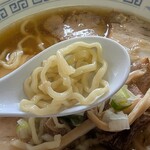 松食堂 - 曽我製麺のやや細めの中太麺