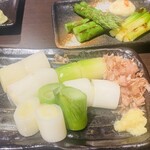 肴や せりお - 焼き野菜。左上:山芋、中:矢切ネギ、右上:アスパラガス。ネギ焼き甘くてほっくりしててうまー