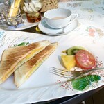 Cafe Haruki - パイナップル入りのホットサンド