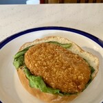 サンイート - 丸ごとコロッケがはいったパンはハンバーガータイプ