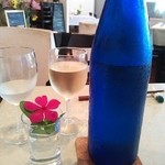 She Inaba - お水のビンとグラス白ワイン