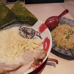 豚骨麺屋 一番軒 - 料理写真:豚骨ラーメンとチャーハン