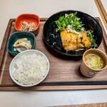 ユニバーシティ ダイニング - 料理写真:regularセット550円です。メインとかサイドとか複数用意された中から選べるプリフィクススタイルとなっております。あ！なんか今無理矢理使い慣れない言葉使った気がする。