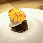 RISTORANTE IL NODO - ガトーショコラ　ブラッドオレンジの葉のジェラート　ブラッドオレンジのセミドライ