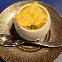 オッティモ・シーフード・ガーデン 新宿店 - 新たまねぎのポタージュです。上に乗っているパンの食感と塩気が、ポタージュの甘みと良く合っていて、美味しかったです。