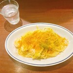 オリーブオイル - エビと春キャベツのカラスミかけアーリオオーリオ