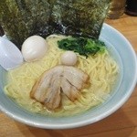 横浜家系ラーメン 魂心家 - 塩トンコツ　普通の濃さで注文しても塩分多めです。