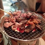 かど屋 - ハツ、レバー、パイプ、とんちゃん！
            てかめっちゃ安いけどそこらの焼肉屋よりうまいんですけど！！
            びつくり(´･_･`)w
            ただ店内煙で真っ白w
            びつくり(´･_･`)w
            髪も服も焼肉のニオイw
            びつくり(´･_･`)w