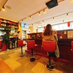 四川料理・蘭州ラーメン 牛王 - 店内の様子です。おひとり様はカウンターに案内されてました。