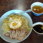 酔來軒 - 酔来丼一式　※右にあるタレを廻し掛けします。