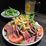 個室居酒屋 昇和宴 - ■ローストビーフサラダ　¥790 柔らかいローストビーフとフレッシュ野菜をふんだんに使用した豪華なサラダ。
特製ドレッシングが肉の旨味の爽やかさを引き立てます。