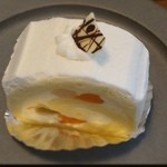 門洋菓子店 - トリコロール

フルーツが沢山入ったロールケーキ。
もちっとした生地がいい。