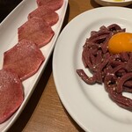 炭火焼肉ホルモン まるは - 上塩タン2,420円　ユッケ2,189円？