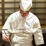 成生 - 天ぷら油は生搾りの胡麻油だけを使用しており、サクッと軽く旨味たっぷり。サラッとした油はしつこさもなく衣も最小限の旨味を纏っているのでまったく胃にもたれない