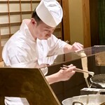 成生 - 太刀魚を揚げるご主人