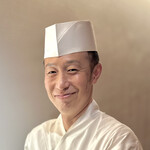 成生 - ご主人の志村剛生さんは大卒後に海外留学された稀有な料理人。焼津市の割烹料理店で天ぷら担当から2007年に静岡市で『てんぷら 成生』をオープン。その後2021年、静岡浅間神社に隣接する現在地に移転　