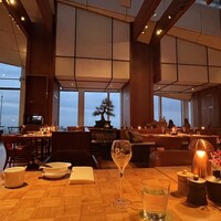 ザ タヴァン グリル＆ラウンジ - 