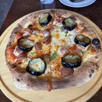 Kitchen TOMCAT - ソーセージと茄子のピザ